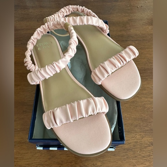 crown & ivy Shoes - NWT Crown & Ivy Women’s Blush Newport Sandals-Size 8.5